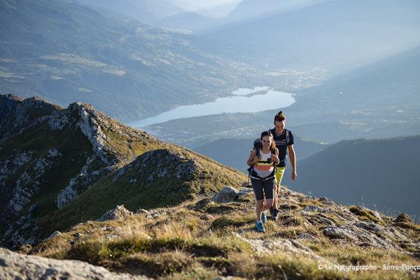 Faire de la randonnée au Lac de Serre-Ponçon